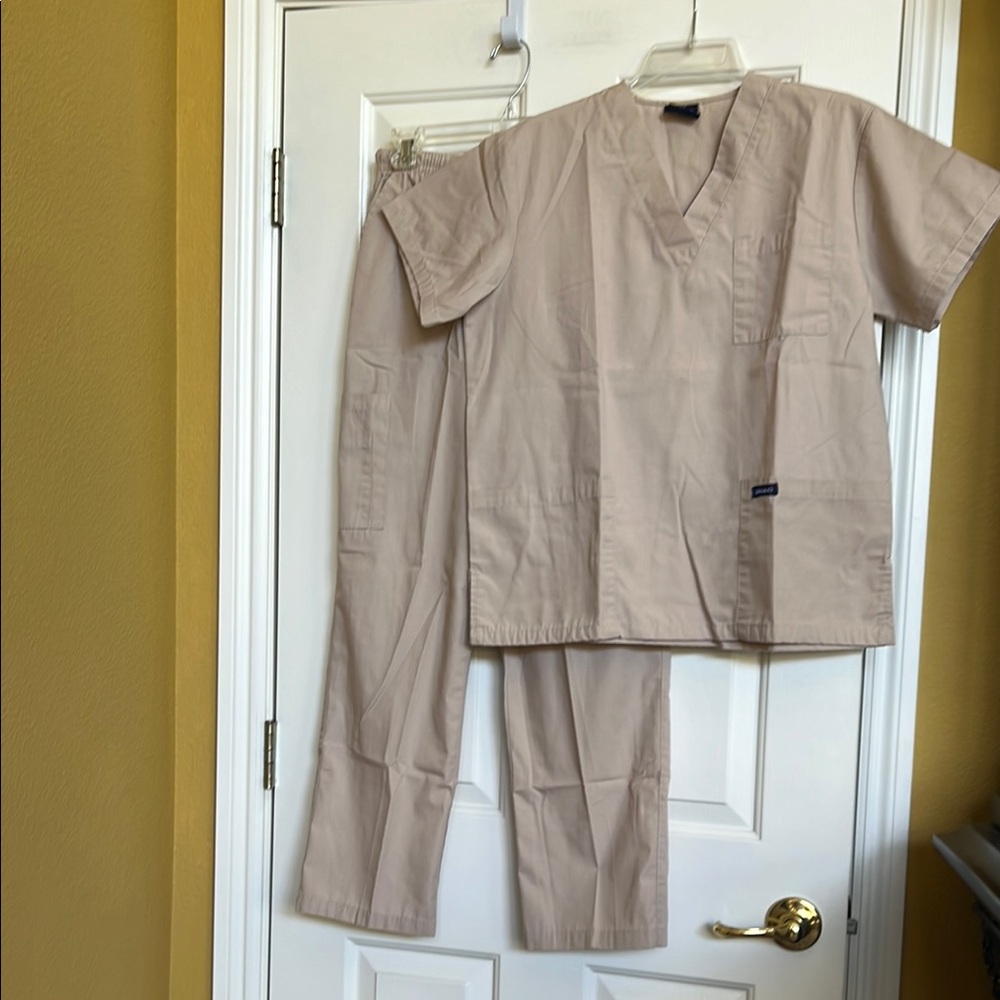 Dagacci womens scrub sets NWOT